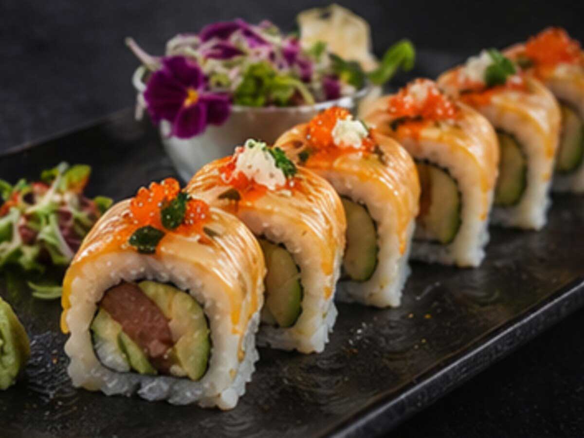 Sushi-Rollen mit Lachs, Avocado und feiner Garnitur